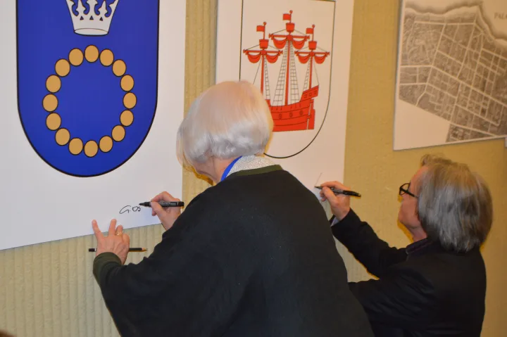 Menininkams pasirašius ant Palangos ir Šventosios heraldikos ženklų, paroda atidaryta.
