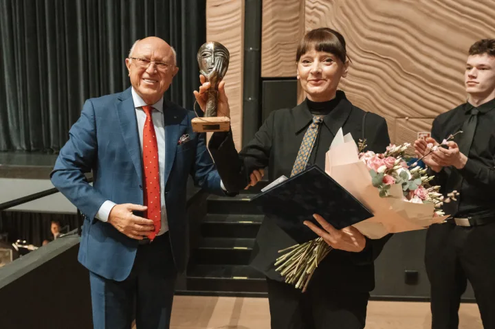 Nominaciją „Mūza“ solistei Ritai Petrauskaitei įteikė Aloyzas Kuzmarskis. Dominyko Mažūno nuotrauka