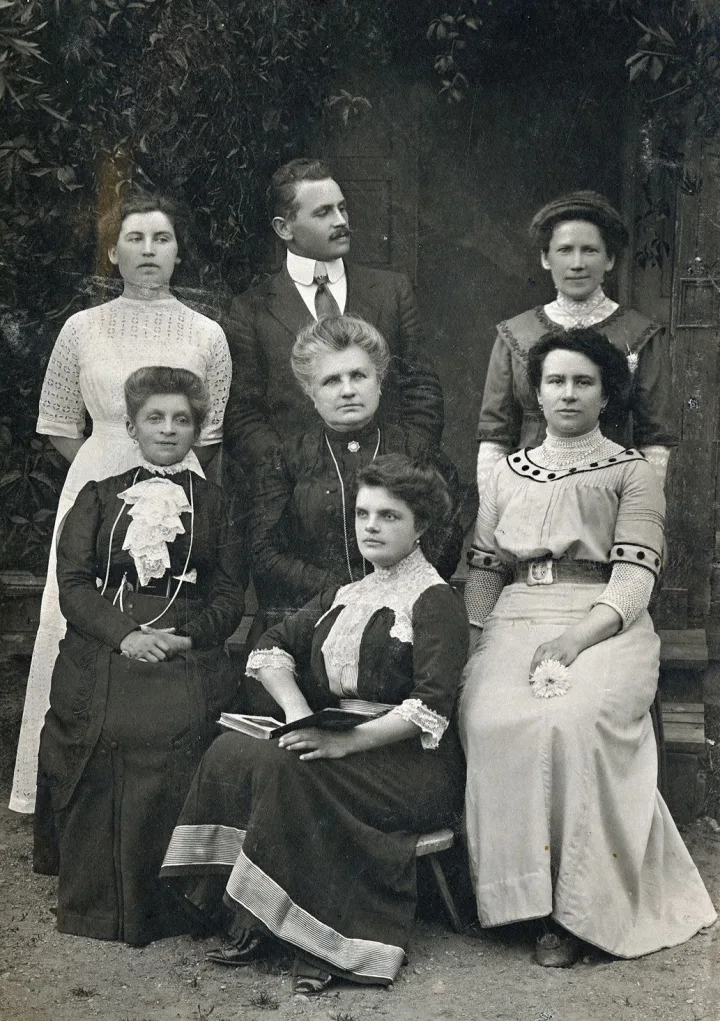 Palangos vasarotojai. Viduryje sėdi Palangos grafų Tiškevičių vaikų mokytoja Šulecka. Fotografė Paulina Mongirdaitė (?), XX a. pr