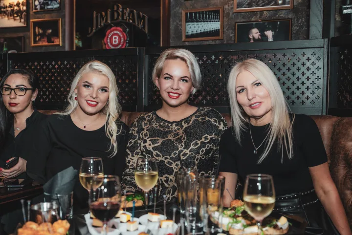 S. Kakhiani, Inga ir NT brokerė Regina
