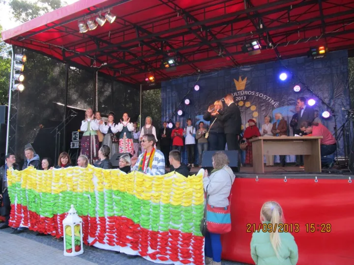 Dešimties nominacijų laimėtojai prie rekordinės popierinių laivelių trispalvės.