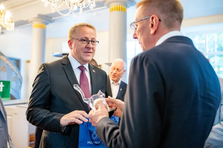 Latvijos Prezidentas Edgaras Rinkevičius viešėjo Būtingėje – Palangos meras jam padovanojo stiklinio katino su gintarais pilvelyje statulėlę (FOTO GALERIJA) – nuotrauka 3