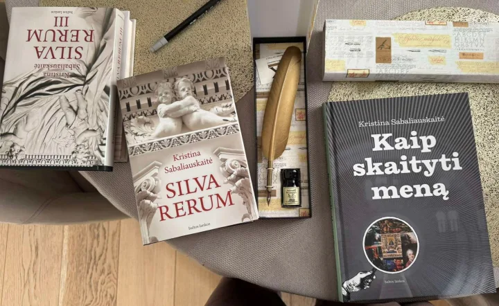 Rašytojos Kristinos Sabaliauskaitės dovanos mūsų gimnazistui.