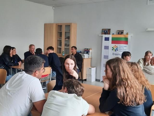 Palangos gimnazistai turėjo galimybę anglų kalbos mokytis kartu su portugalais.