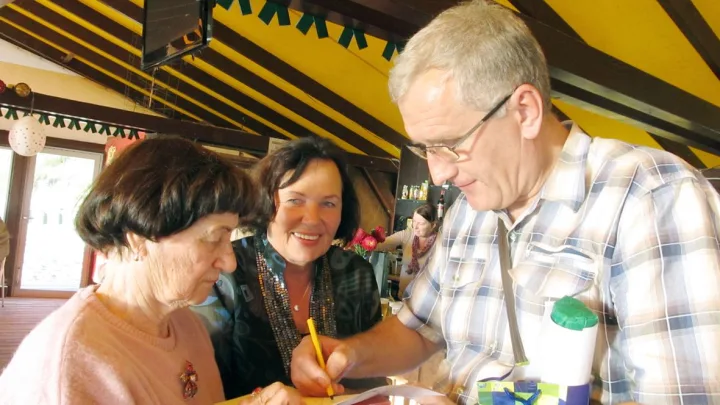 Autografas partijos bendražygei.