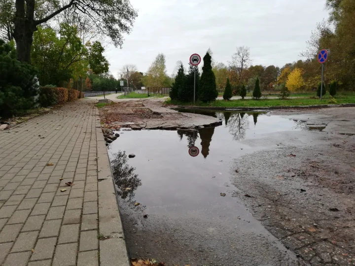 Išpuoselėtoje Palangoje – griuvena automobilių stovėjimo aikštelė – nuotrauka 2