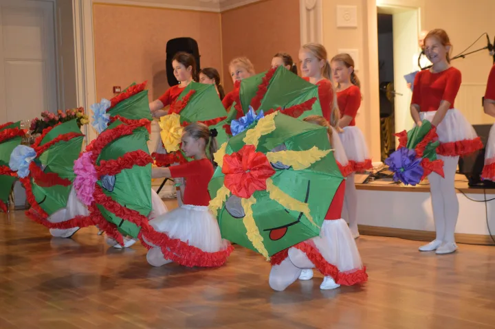 Šokėjos, padedant talentingiems muzikantams, savo pasirodymais džiugino ir vėliau.