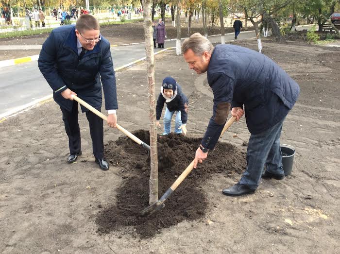 Meras Šarūnas Vaitkus ir Tarybos narys Dainius Želvys pasodino medelį.