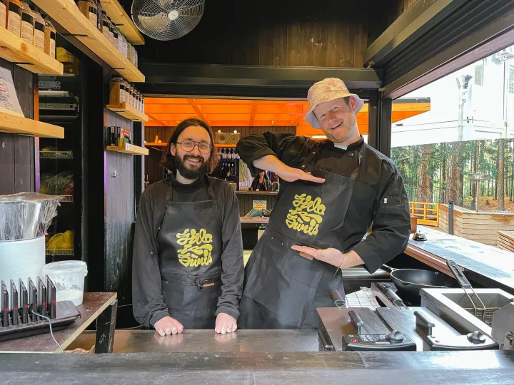 Laurynas ir Edvinas savo maisto kioskelyje