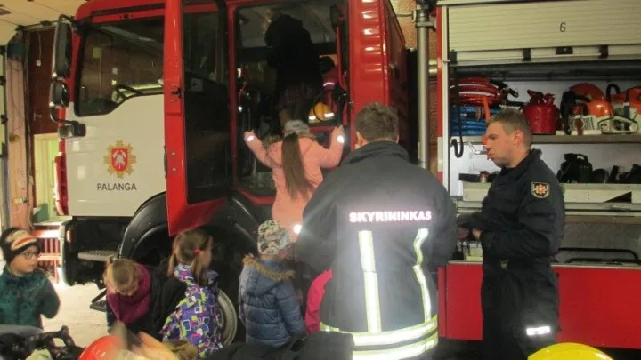Pradinukai įgijo žinių apie gaisrus ir ugniagesių darbą
