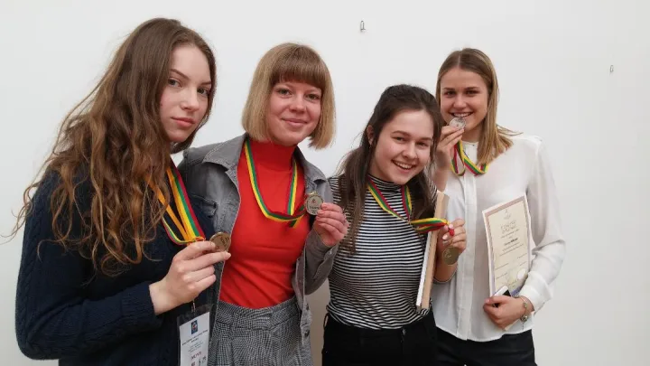 Gimnazistės L.Perminaitė, I.Sokolovaitė, I.Danieliūtė, A.Mikutytė– 50-ojo Lietuvos mokinių jaunųjų filologų konkurso laureatės.