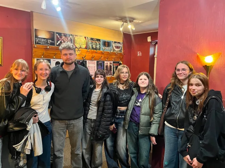Gediminas Povilavičius su vaidybos studijos auklėtiniais. Asmeninio albumo nuotrauka