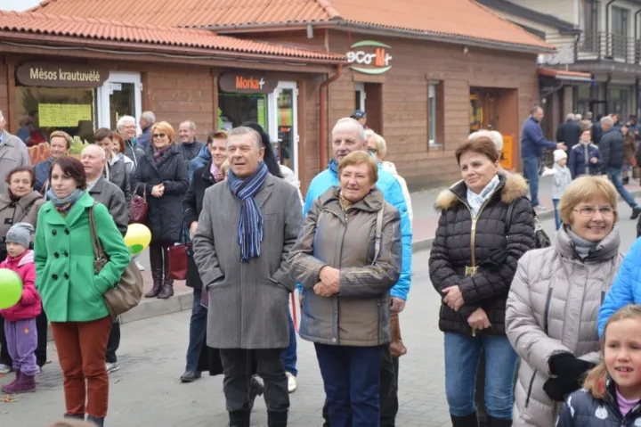 Turgaus šventėje bėgo su bulvių maišu, laikė kalakutą ir mėtė kiaušinius – nuotrauka 12