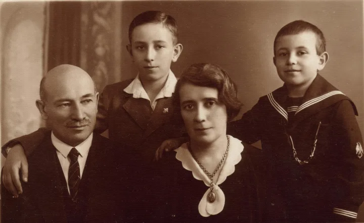 Gutmanų šeima apie 1930-1931 m. Iš kairės Lazaris Gutmanas, žmona Vera Gutmanienė. Iš kairės stovi sūnūs Georgas ir Eduardas.