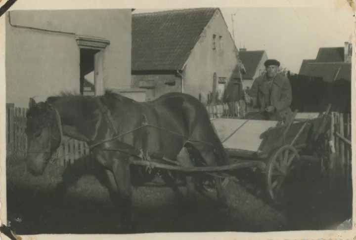 Knygnešys Juozapas Raudys Maironio gatvėje Palangoje. Apie 1950. Iš Z. Beržanskytės šeimos albumo