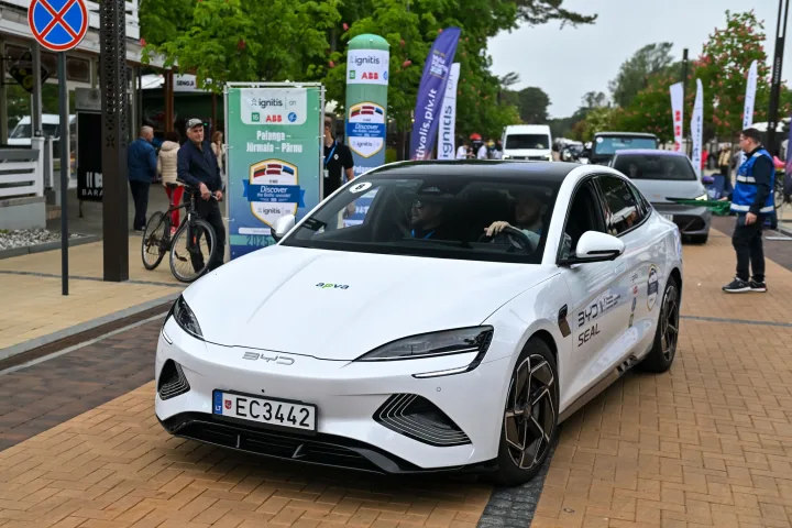 Elektromobilių varžybos „Ignitis ON: atrask Baltijos pajūrį!“ finišavo Pernu – pergales klasėse šventė „Porsche“, „Lynk & Co“,  „BMW“, „Audi“ ir „Tesla“ ekipažai – nuotrauka 1