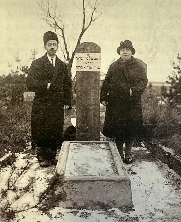 Baruchas ir Malka Gutmanai prie senelio Šmuelio Gutmano kapo Palangos senosiose žydų kapinėse, 1935 metai. Iš Barucho Gutmano šeimos archyvo