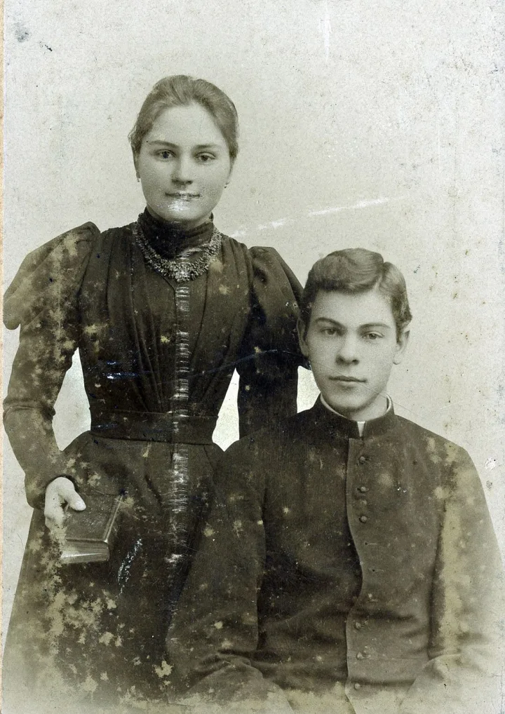 Palangos bažnyčios vikaras ir progimnazijos kapelionas kunigas Felicijonas Juškevičius su seserimi. Fotografė Paulina Mongirdaitė, 1888 m.
