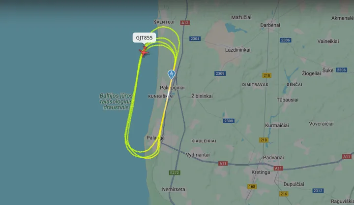 Virš Palangos ratus suka „GetJet Airlines“ lėktuvas „Airbus A320–214“ | „Flightradar24.com“ nuotr.