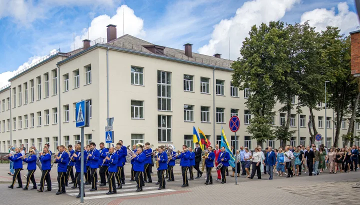 Tradicinė abiturientų eisena per miestą, lydima Palangos pučiamųjų orkestro.