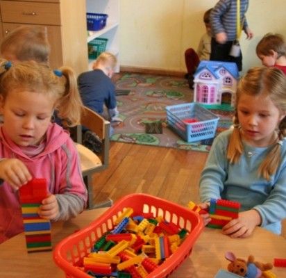 Kodėl į darželius vaikučius ne visada atlydi ir iš jų namo parsiveda ne mama ar tėtis, o močiutės, seneliai, kiti dėdės ar tetos?