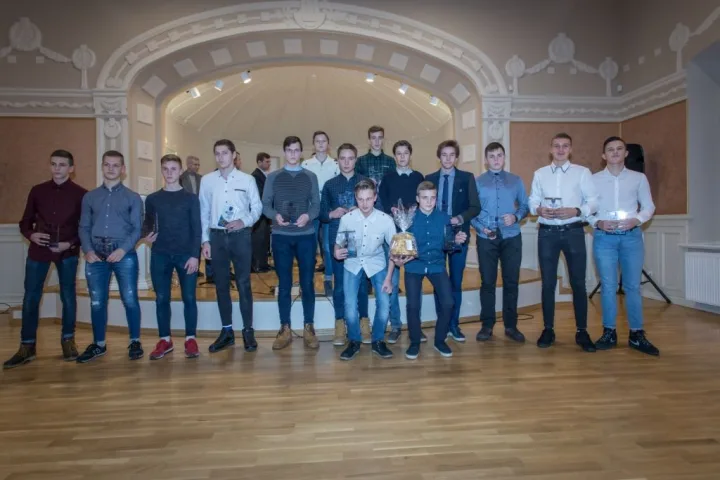 JAUNUČIŲ KOMANDA – vaikinų, gim. 2001 m., futbolo komanda – Lietuvos futbolo U-16 II lygos čempionato nugalėtoja. Treneris Gvidas Juška.