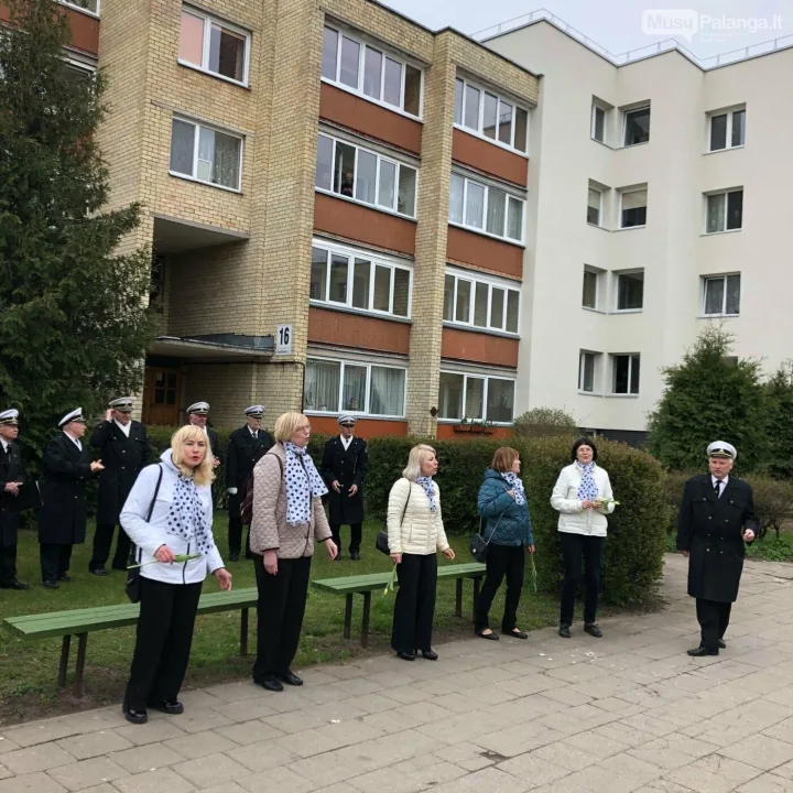 Šventinę sekmadienio popietę Palangos kultūros ir jaunimo centro kolektyvai sveikino mamas daugiabučių kiemuose – nuotrauka 1