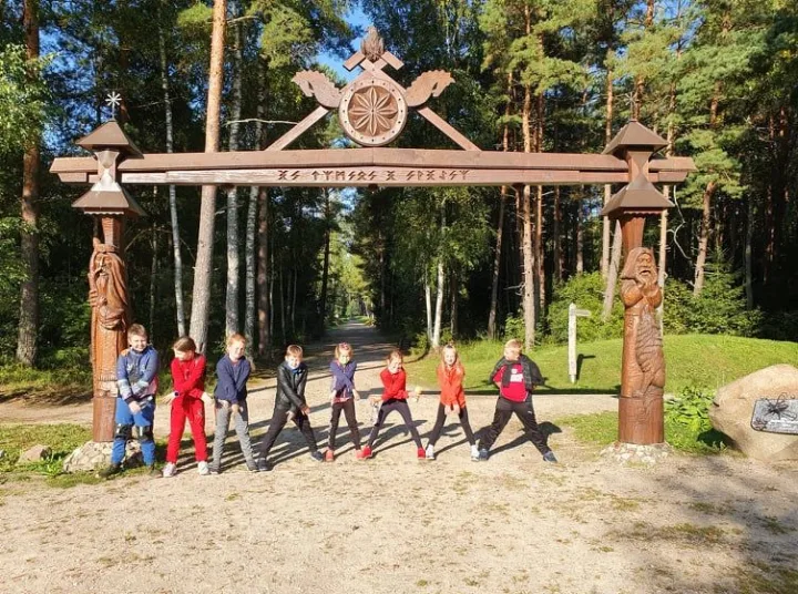 Šventosios mokiniai žygiais ir šypsenomis sveikina Palangą   grąžinimo Lietuvai 100-mečio proga (FOTO GALERIJA) – nuotrauka 2
