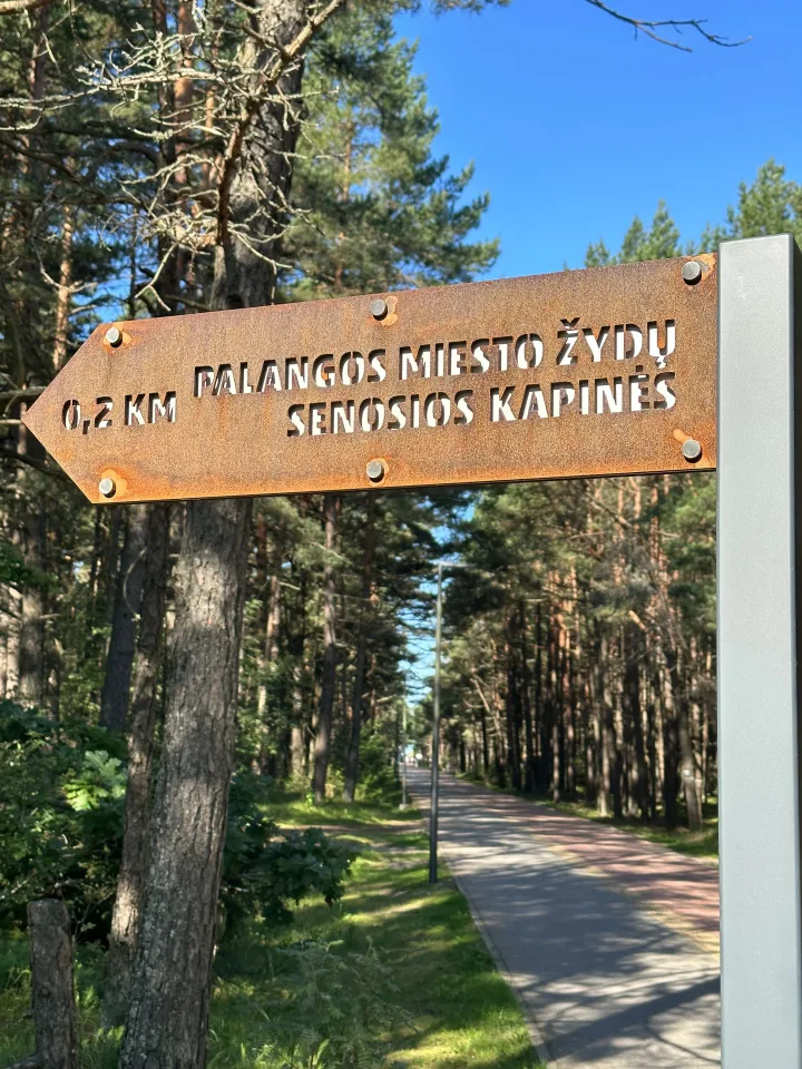 Rūdinto plieno nuoroda į Palangos žydų senąsias kapines iš Lino tako pusės. Fotografas Mindaugas Surblys
