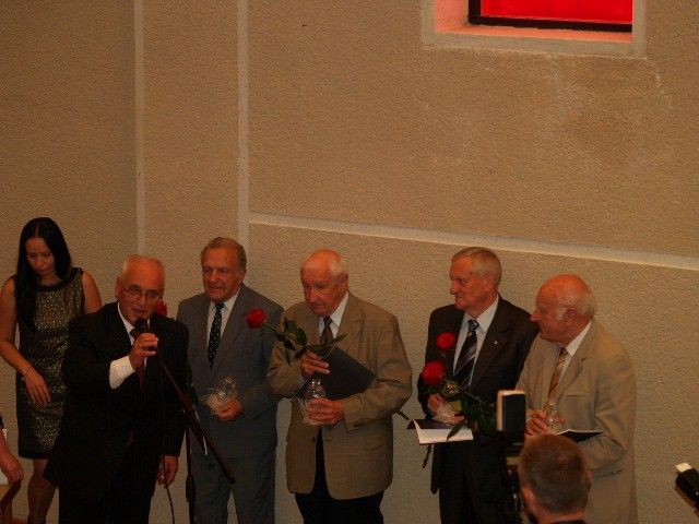 (Iš kairės) R.Kirstukas įteikė krištolines širdis ligoninės krikštatėviams: A.Gulbinui, L.Mardosui, R.Mikalkėnui ir D.Puodžiui.