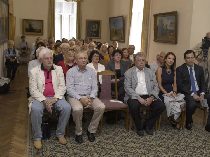 Svečiai susirinko į grafų Tiškevičių rūmų didįjį saloną. / Ado Sendrausko nuotr.