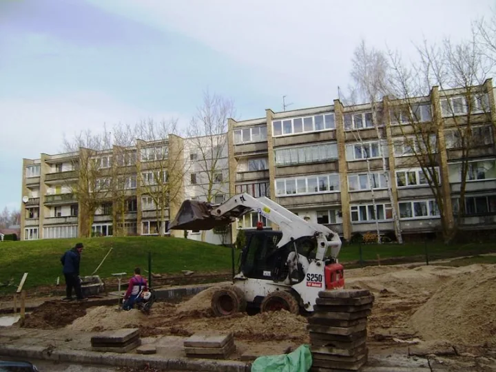Daugiabučių kiemuose – modernios vaikų žaidimo aikštelės – nuotrauka 1