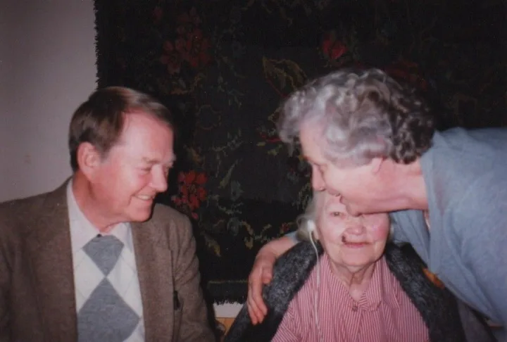Antanas Mončys, mama Barbora Mončienė ir sesuo Birutė Turauskienė 1989 metais Palangoje