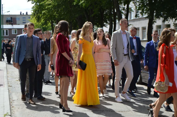 Palangos abiturientai užvėrė mokyklos duris: įteikti brandos atestatai – nuotrauka 5
