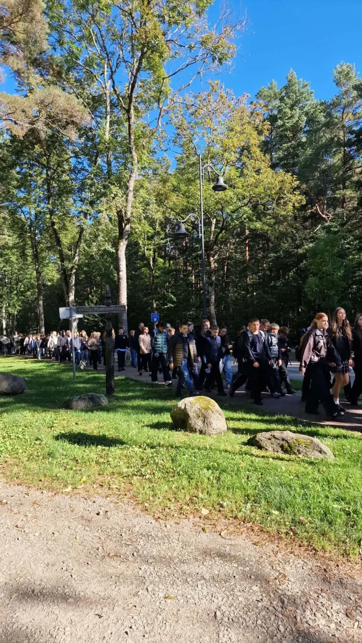 Palangoje paminėta Lietuvos žydų genocido atminimo diena: daugiau nei 150  mokinių žengė „Atminties keliu“ – nuotrauka 2