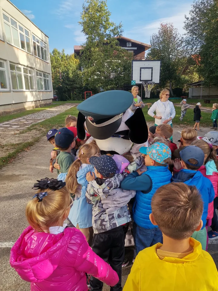 Palangos lopšelio-darželio ,,Ąžuoliukas“ judumo savaitė kartu su policijos bičiuliu Amsiu ir Palangos sporto centru – nuotrauka 3