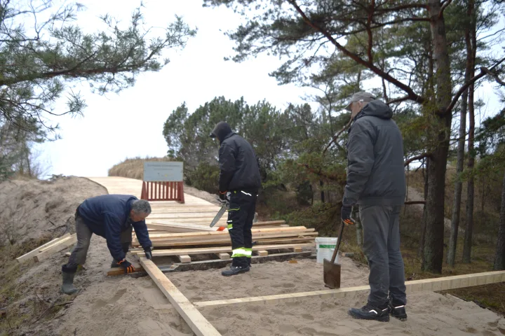 Palangos paplūdimiuose prasidėjo pasirengimo vasarai darbai – atnaujinami mediniai takai – nuotrauka 2