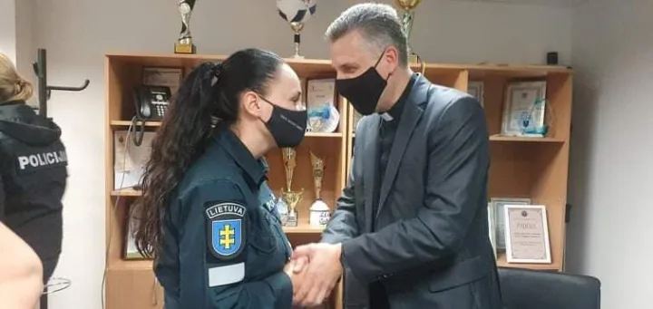 Angelų sargų dienos išvakarėse meras Šarūnas Vaitkus su klebonu Kęstučiu Balčiūnu apsilankė kurorto policijos komisariate (FOTO GALERIJA) – nuotrauka 2