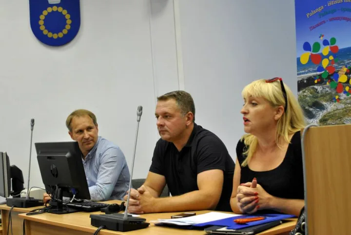 Iš kairės: LRLS atsakingasis sekretorius Raimundas Imbrasas, LRLS tarybos pirmininkas Eligijus Masiulis ir Klaipėdos regiono koordinacinės tarybos pirmininkė Audronė Balnionienė.