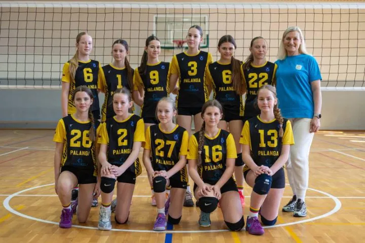 Lietuvos U13 mergaičių salės tinklinio čempionato finalinio etapo nugalėtoja – Palangos SC komanda – nuotrauka 1